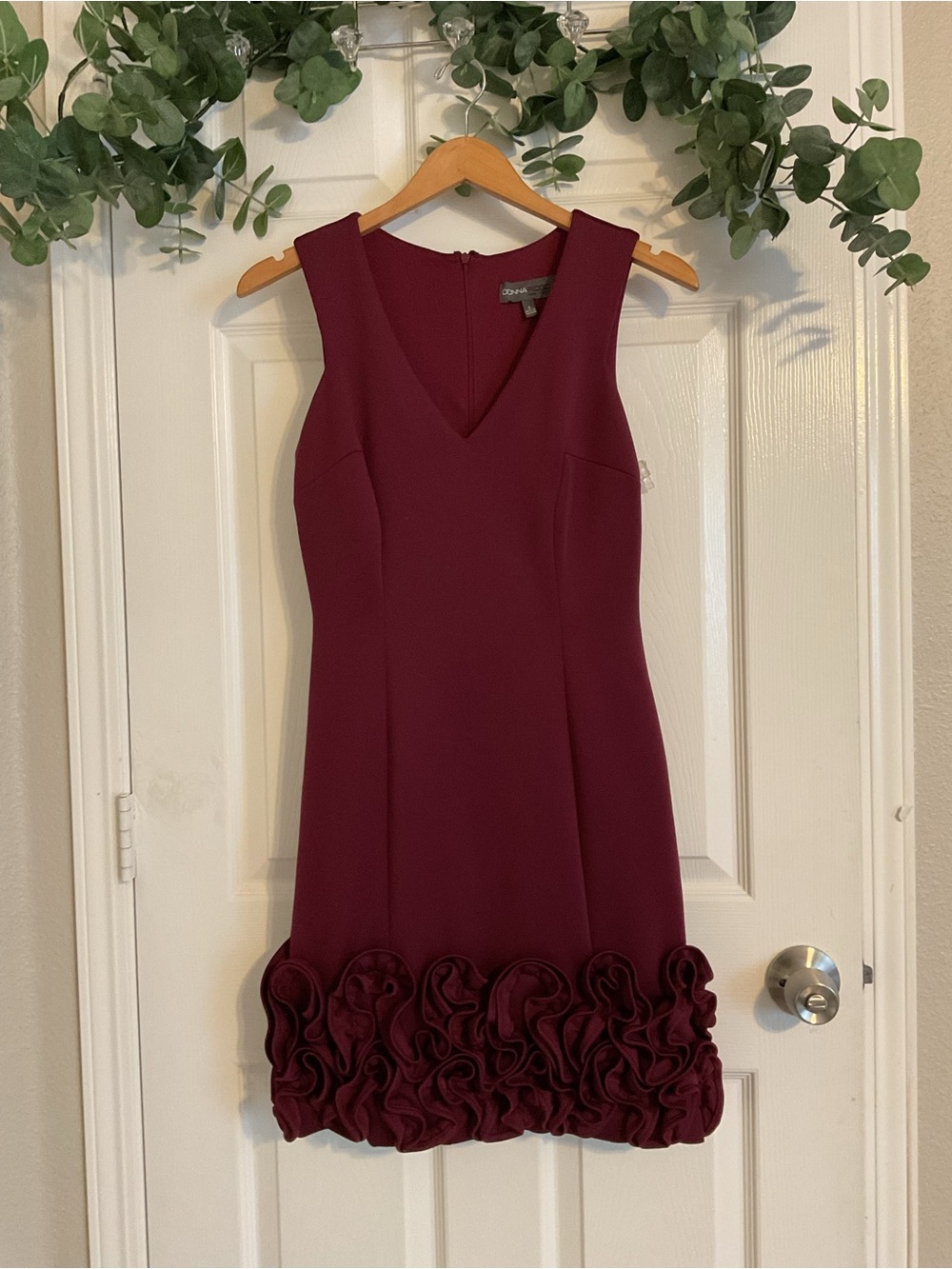 Donna Ricco Sleeveless V-Neck Dress in Wine